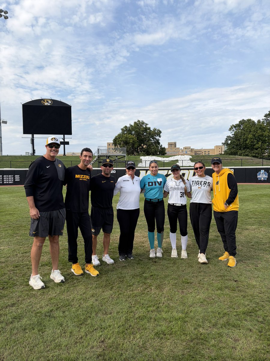 AnnieBsoftball's tweet photo. So grateful for the opportunity to go to the Mizzou Softball 2029 Camp!! Thank you so much to my parents and the coaching staff, and the players who helped run the camp! So glad to see my cousin Hadley and get tons of feedback from the coaches and players! #softball #mizzou https://t.co/ELLL9q6PY9