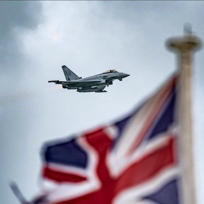 IntelDudee's tweet photo. 🇬🇧🇺🇸🇷🇺‼️ ÚLTIMA HORA 

Esta noche la Base Aérea RAF Fairford del Reino Unido y hogar de la aviación estratégica de los Estados Unidos (USAF) fue puesta en alerta máxima luego de que EEUU urgiera a Reino Unido a elevar el nivel de alerta en la base llevándola a FPCON DELTA.

Esto solo significa una cosa. La INTELIGENCIA de los EEUU detectaron una muy SERIA amenaza a la Base Aérea y un INMINENTE ATAQUE a las instalaciones. 

Todavía no se sabe nada del asunto salvo que la Base fue puesta en alerta total al ser llevada al más alto nivel de ALERTA.