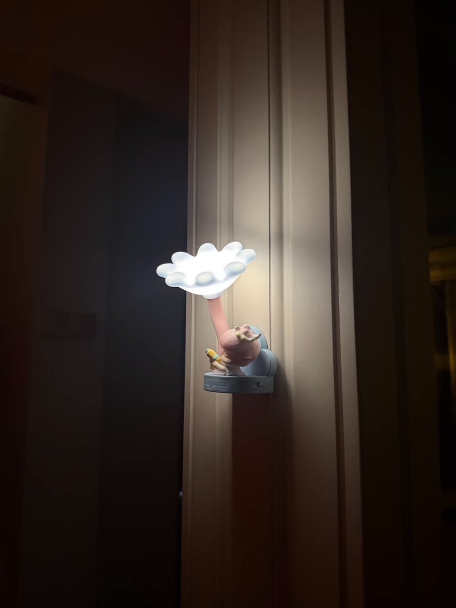 bella_max5309's tweet photo. POP MART, ANO BA 😭 HAHAHA. Gumawa lang naman ng lamp na may sensor, magnetic pa, tapos rechargeable?! Parang hindi na ilaw, personal assistant na. 😂💡 https://t.co/nX64PC2ZVD