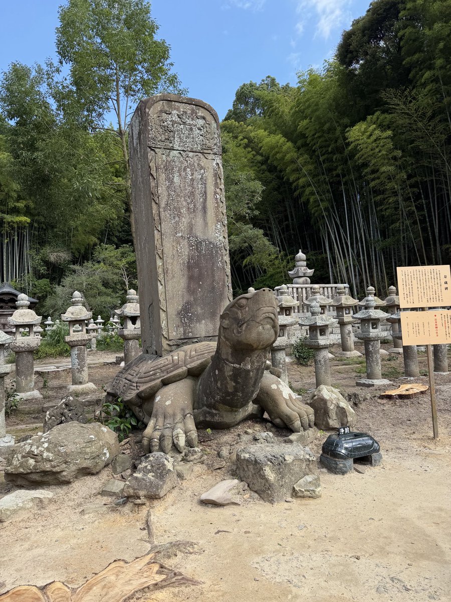 kym0096's tweet photo. 旧居では椅子に座り少し高めの机で物書きをした小泉八雲に思いを馳せ
月照寺では念願の亀に会い
不昧公の墓所などもお参りしてきました
＃小泉八雲旧居
＃月照寺 https://t.co/n0xQjribXh