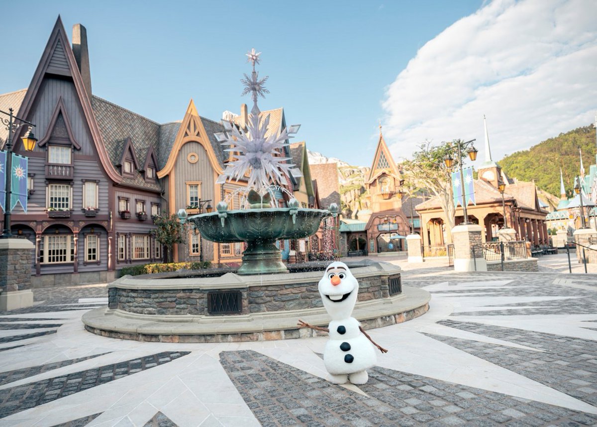 disneyjp's tweet photo. 世界のディズニーパークで出会う特別な景色を🌎✨
今日は #世界観光の日✈️
⠀
一歩足を踏み入れれば、そこはまるで映画の中🎬
行ってみたい場所はどこですか？💭 https://t.co/LYVX0kRqQJ