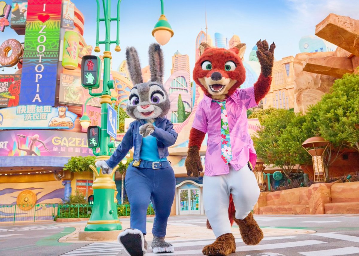disneyjp's tweet photo. 世界のディズニーパークで出会う特別な景色を🌎✨
今日は #世界観光の日✈️
⠀
一歩足を踏み入れれば、そこはまるで映画の中🎬
行ってみたい場所はどこですか？💭 https://t.co/LYVX0kRqQJ