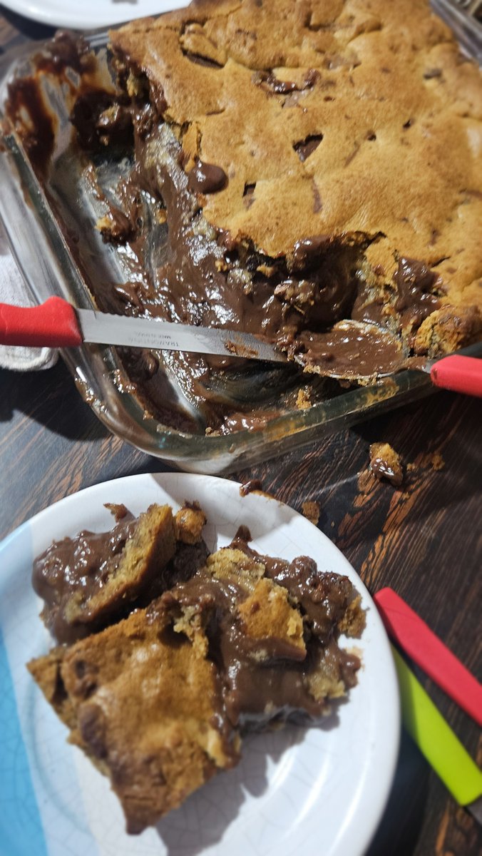 kamellro's tweet photo. comeria essa linda tortinha cookie recheada com um cremoso e saboroso brigadeiro de chocolate meio amargo montado pelas mãos mais habilidosas das redondezas? https://t.co/zYS30Rphmv