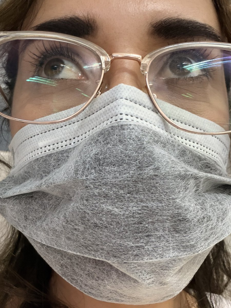 Beellmg's tweet photo. Al parecer ser la fav de mi papá me está causando estrabismo y ojeras grises 🤓 pero cuando tenía 8 él se dejó el pelo largo porque el papá de Hanna Montana lo tenía así y me compró a blue jeans entonces lo pagó una y mil veces ❤️. https://t.co/NrJus6W00U