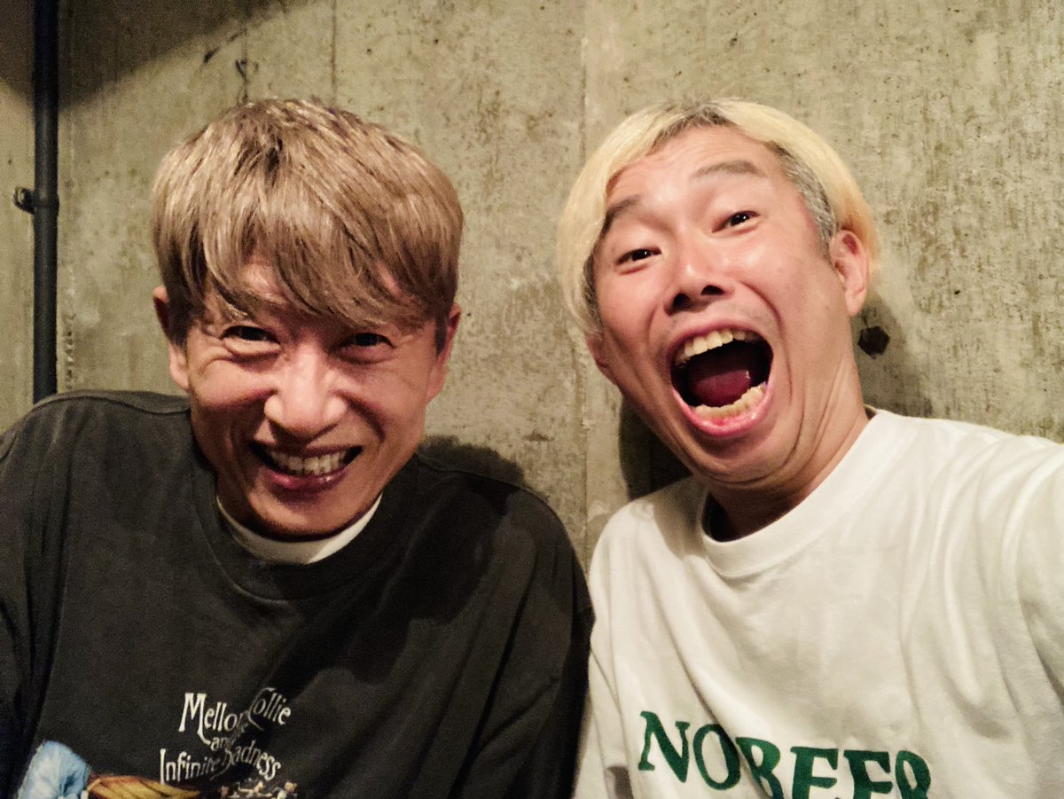 KEEWO_umazume's tweet photo. 昨日の広島 呉でのライブに
僕の事をずっと「キウィくん🥝」と呼ぶ
神様のような方が見に来て下さりました😆

僕が「岩瀬くんに送る用に1枚 写真撮ってもらっても良いですか？」と言うと
「SNSにアップしてエエよ」と😆💦
ヌァっ！

打ち上げまでありがとうございました！😆
日々精進してまいります！ https://t.co/af1ebewD05