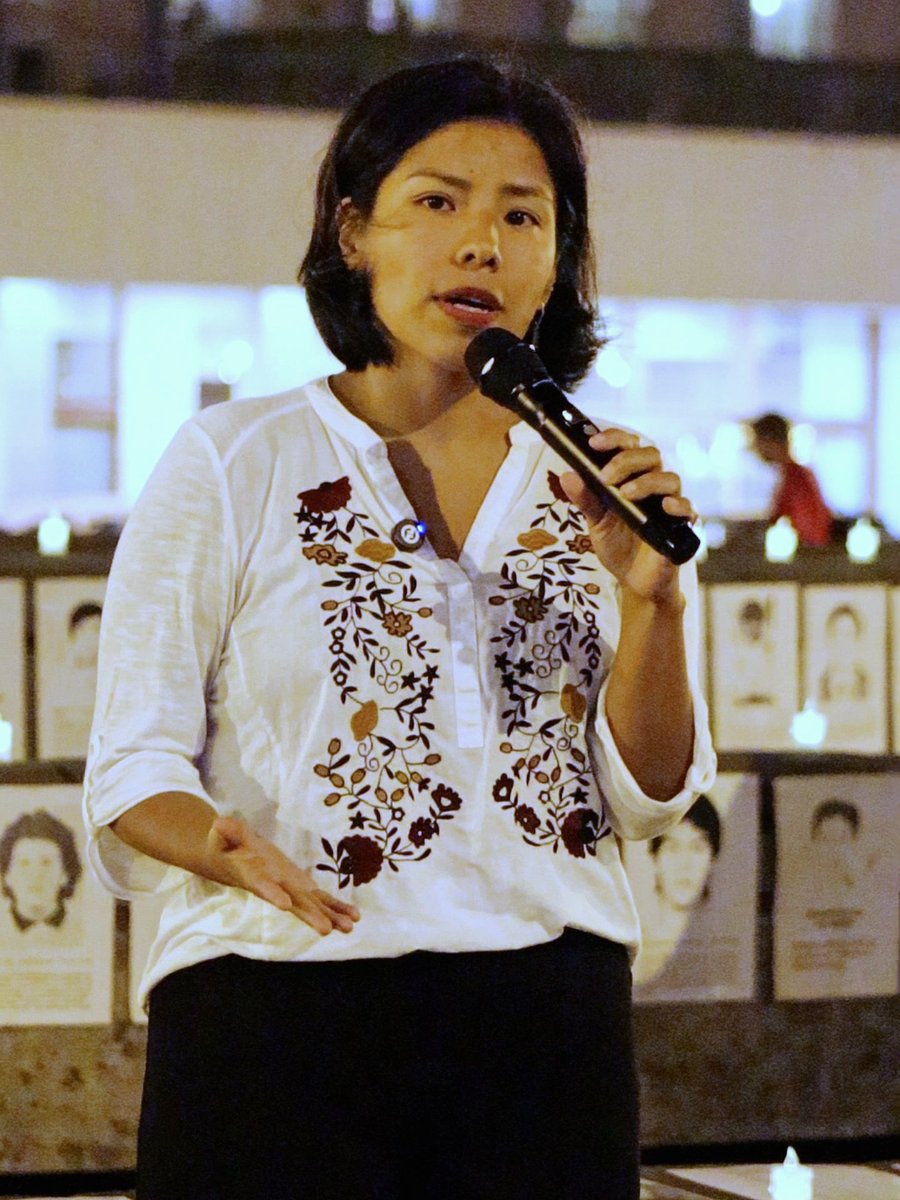 IndiraHuilca's tweet photo. Acompañamos a las asociaciones de familiares de víctimas de casos de derechos humanos, quienes todos los jueves se congregan frente a Palacio de Justicia en el plantón «Hasta que la justicia se haga costumbre». Desde el trabajo parlamentario, respaldamos su exigencia de derogatoria de las leyes de impunidad: Ley Nro 32107 (prescripción de delitos de lesa humanidad) y Ley Nro 32419 (amnistía).