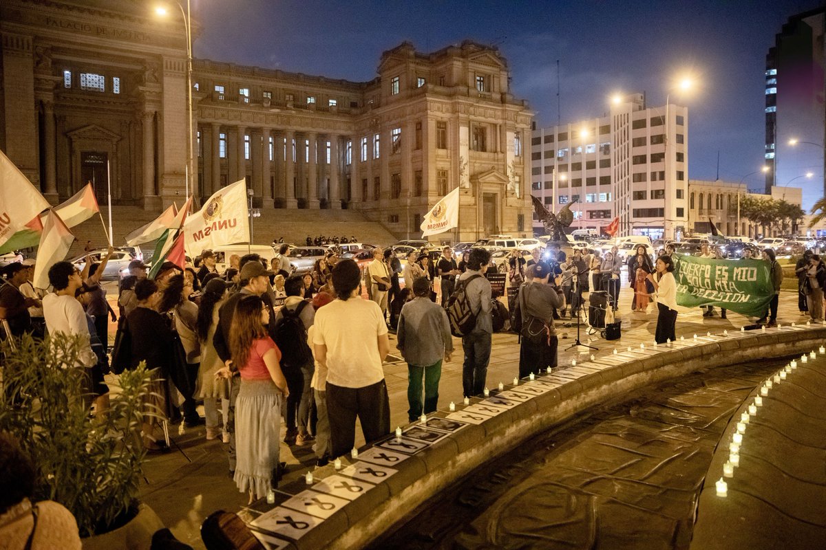 IndiraHuilca's tweet photo. Acompañamos a las asociaciones de familiares de víctimas de casos de derechos humanos, quienes todos los jueves se congregan frente a Palacio de Justicia en el plantón «Hasta que la justicia se haga costumbre». Desde el trabajo parlamentario, respaldamos su exigencia de derogatoria de las leyes de impunidad: Ley Nro 32107 (prescripción de delitos de lesa humanidad) y Ley Nro 32419 (amnistía).