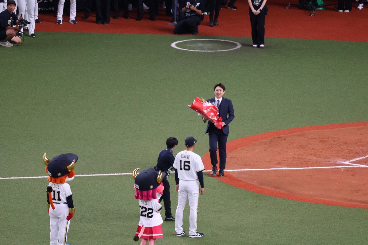 ssnkotkn's tweet photo. ファイターズ戦は翌日だと思ってた所にサプライズ金子千尋登場で、ちょうど私がオリックスの応援し始めた頃の面々(千尋、マモさん、サトタツ)が揃った感じが嬉しかったなぁ〜🥹
場内一周、ブルくんに「もうちょっとゆっくり歩いて〜」ってジェスチャーされてた🤭
2026.9.25 #平野佳寿 引退セレモニー https://t.co/hLESxoYKKZ