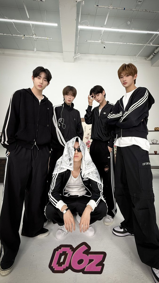 idntt_cosmo's tweet photo. team 06z 왜
team 08z 공팔 팔팔 영팔 영팔입니다!

#idntt #아이덴티티 https://t.co/r6iOCaE6hX