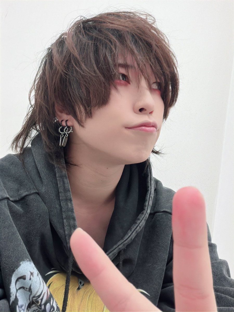 ntk5pipipi's tweet photo. おはざいます！
ハザマノユキト公式物販をリニューアルするぞい‼️
昨日写真してきたから次は選別だぞい‼️
頑張るぞいو(  ˙꒳˙  )٩ https://t.co/aZSzAG2IKi