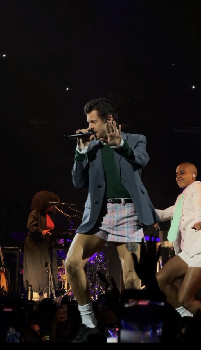 hsdtogethertour's tweet photo. Harry on stage at Madison Square Garden in New York City - September 26 (via @uhvanne) https://t.co/I2AMG1neOx