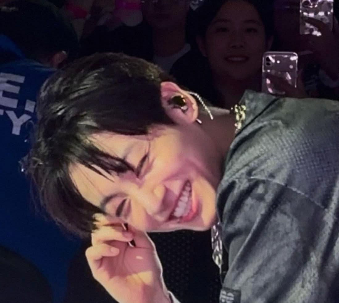 chokoolina_'s tweet photo. La foto que espero sacar de jungkook estando en cabecera sur y con un Samsung del año del pedo https://t.co/NyrvN2Q7eV