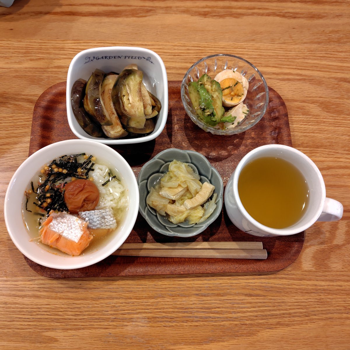sachi5mot's tweet photo. 朝ごはん🍴
鮭と梅干しのお茶漬
水茄子の浅漬け

休日の朝ごはんは
朝冷蔵庫を空けてみて
あるものを適当に組み合わせて用意する
毎日おんなじでも構わない
自分一人の分だけと思うと本当に気が楽��

写真に撮るのは、比較的まともなご飯になった時だけ😂

#おうちごはん https://t.co/XynIqLcV8g