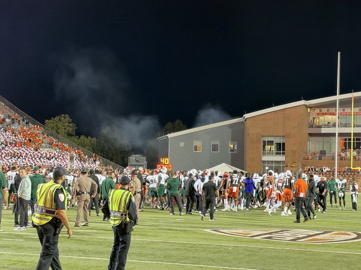 RHiggins_USF's tweet photo. 4-0! Proud of our guys for finding a way to get the win. On to next Saturday night at 7:30pm vs Temple at Ray Jay! Go Bulls! 
🤘🏻😤📈 https://t.co/23wJksEJ3R