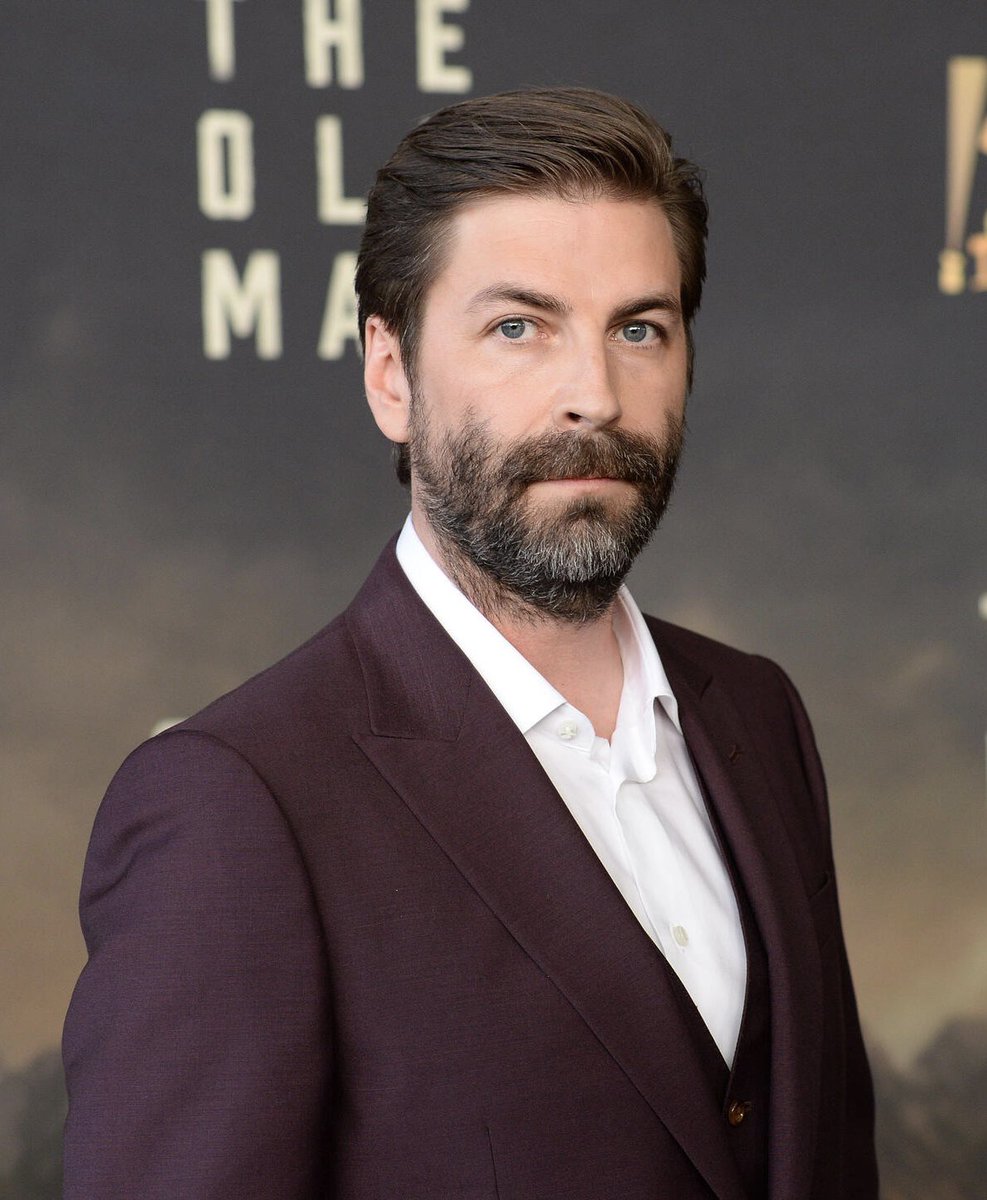opgalactico's tweet photo. 🚨 AGORA É OFICIAL!

Jon Watts, da trilogia do Homem-Aranha de Tom Holland e da série Skeleton Crew, será o responsável pela direção de ‘Star Wars: Episódio X’!

O longa dará início a uma nova trilogia da saga principal, com roteiro de Simon Kinberg.

Daisy Ridley também deve retornar como Rey, embora sua participação ainda não tenha sido detalhada.

Apesar de ainda não ter recebido sinal verde da Disney, o projeto é atualmente considerado o filme de Star Wars em estágio mais avançado de desenvolvimento na Lucasfilm depois de Starfighter, que chega aos cinemas em 2027.

🗣️: THR
