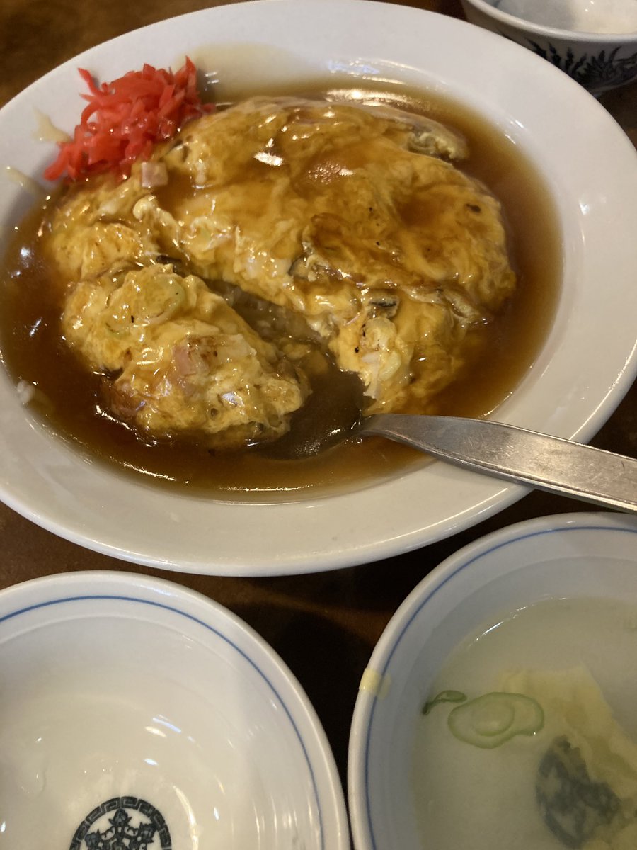 goma_0906's tweet photo. 8/13のお昼ごはん

・焼き餃子
・天津飯
・夜来麺

栄の夜来香にて。ここの餃子は皮が薄く表面がカリッと香ばしい。玉ねぎが入ってて、そしてお皿の真ん中に春雨。
はじめて食べた夜来麺はたっぷりの野菜とエビ入りのあんかけ麺。どれも美味しい、そして出てくるのがすごくはやい(3分待たないくらい) https://t.co/O9Yifj4z0G