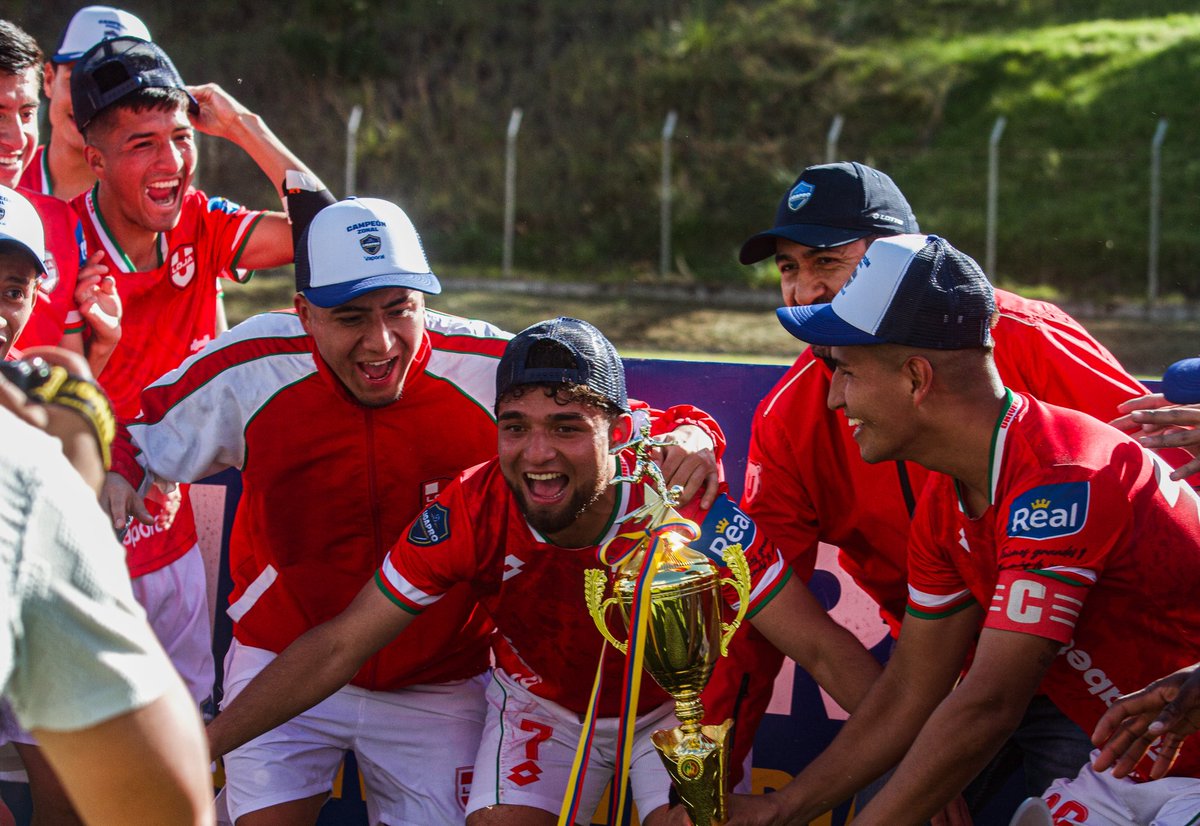 UNLoficial's tweet photo. 🏆 ¡CAMPEONES ZONAL SIERRA BAJA!

Lo dejamos todo en la cancha. Paso gigante para #ULoja 🔥

#UNL campeón de la Zonal Sierra Baja de la #LigaProUniversitaria ⚽

¡VAMOS POR MÁS! 💪
 #EducamosParaTransformar https://t.co/dRS59xDCYC