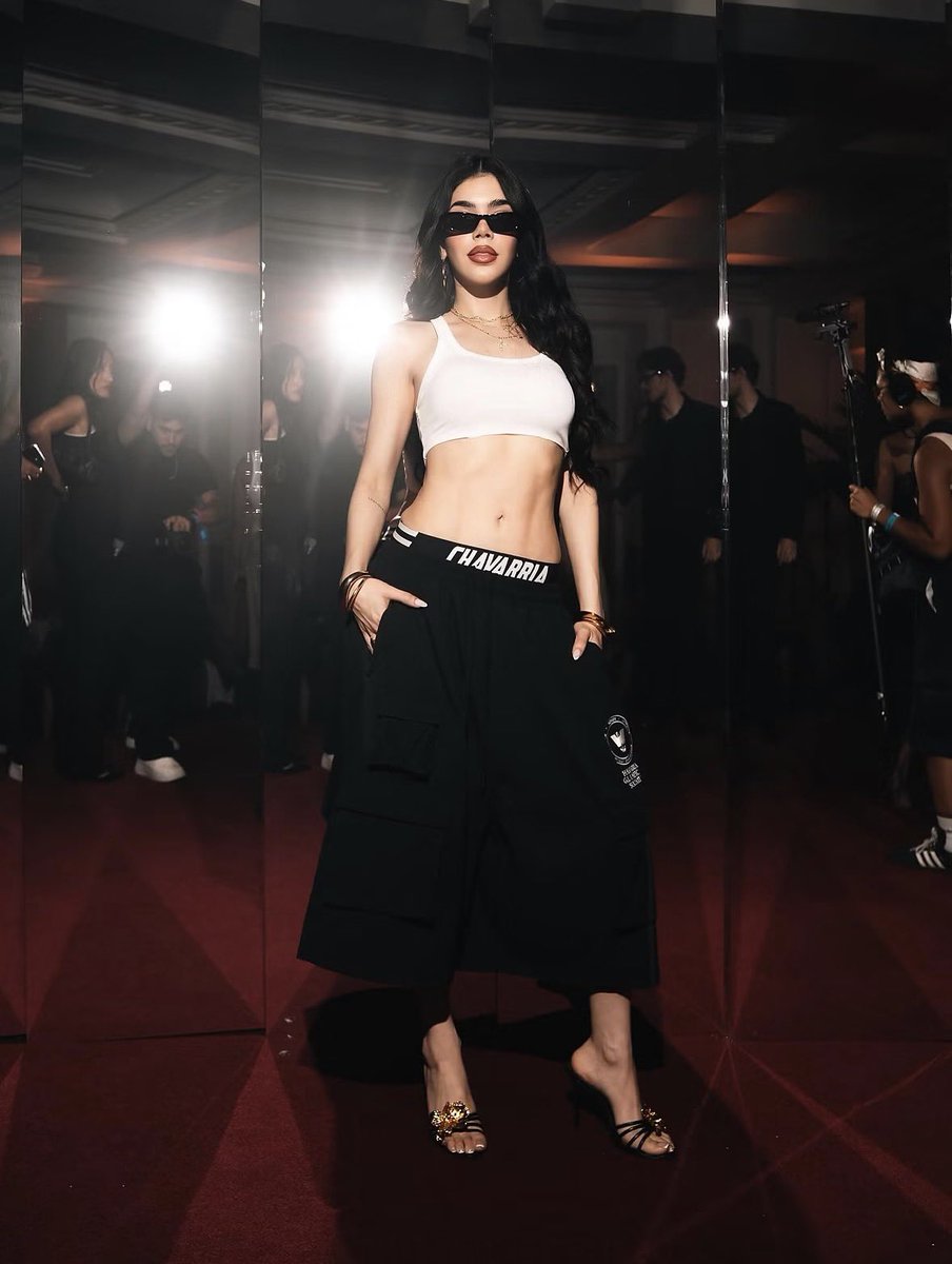 KeninisMxOFC's tweet photo. Kenia Os ya está en París para el Fashion Week 🇫🇷 https://t.co/GKnlYEFd9O