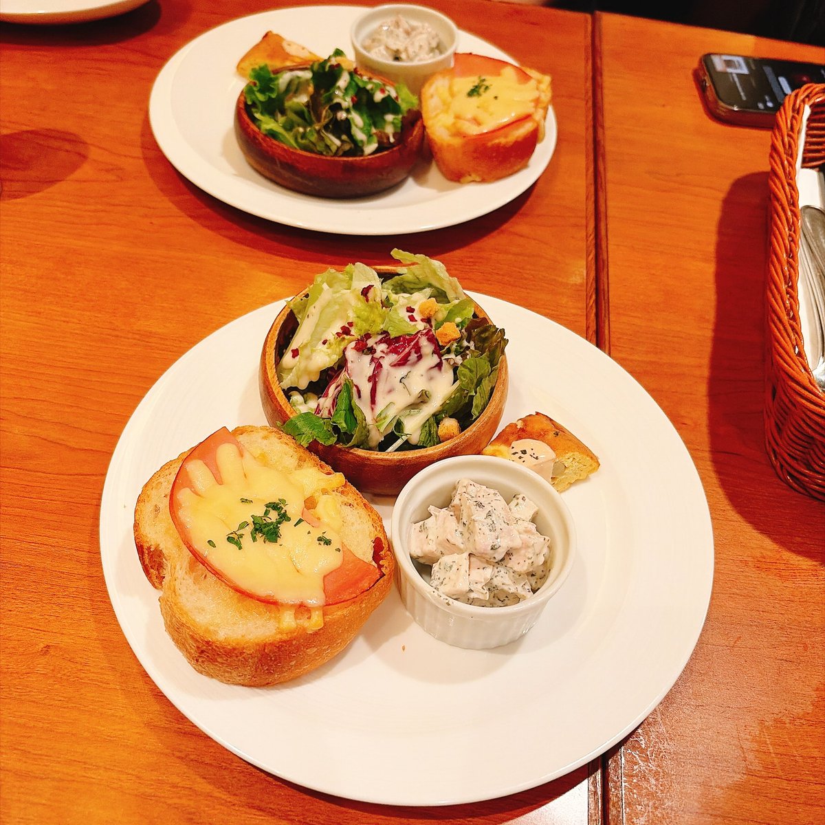 LoversYoshi's tweet photo. 昨日は誕生日でした〜🥰💖
お昼は元町の花梨で麻婆豆腐麺食べて夜はウエシマでディナー🍽️
🎁にロンジンのコンクエストのピンク🩷取り寄せて貰って誕生日ピッタリに受け取ることが出来ました〜😘ピンク可愛い🩷 https://t.co/zY4scYcJLw
