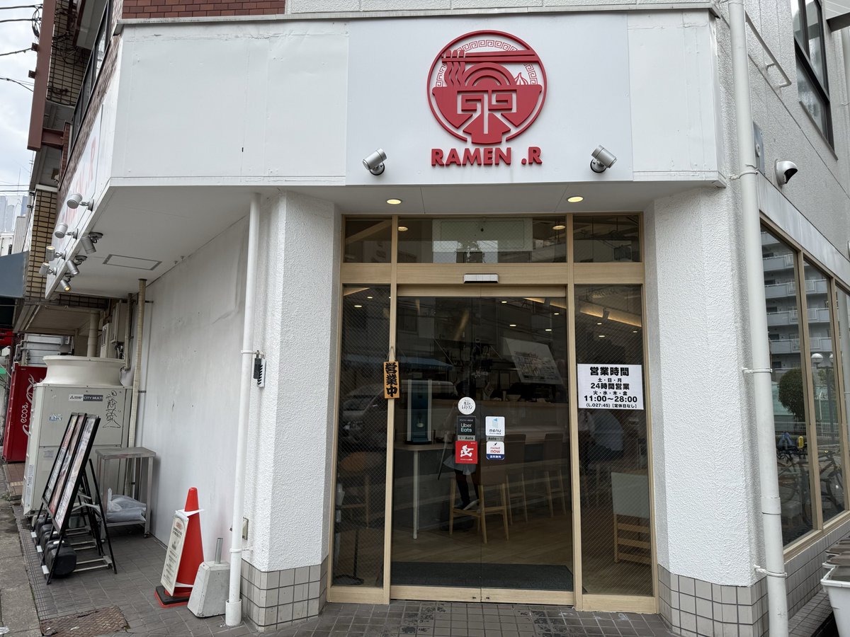 chamoasis's tweet photo. 日本橋のRAMEN.Rへチャーシューエッグ定食べに行ったら無かったのでラーメン🍜
朝から二郎系かなりお腹にきます。ここのワシワシ麺が結構、好みです。
豚もデカいけど柔らかくて良き👍
#RAMENR #二郎系ラーメン　#ラーメン　#朝ラー　#大阪 https://t.co/QYU191IqoQ