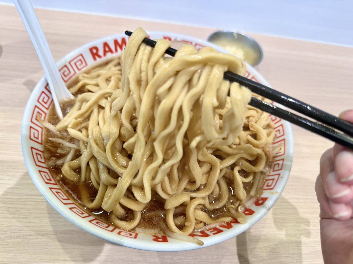 chamoasis's tweet photo. 日本橋のRAMEN.Rへチャーシューエッグ定食べに行ったら無かったのでラーメン🍜
朝から二郎系かなりお腹にきます。ここのワシワシ麺が結構、好みです。
豚もデカいけど柔らかくて良き👍
#RAMENR #二郎系ラーメン　#ラーメン　#朝ラー　#大阪 https://t.co/QYU191IqoQ