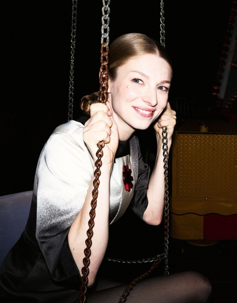 infohschaferbr's tweet photo. Hunter em 2024 durante 'The Double Club' pela Prada Mode. 

#hunterschafer #prada https://t.co/VobNyp8mbY