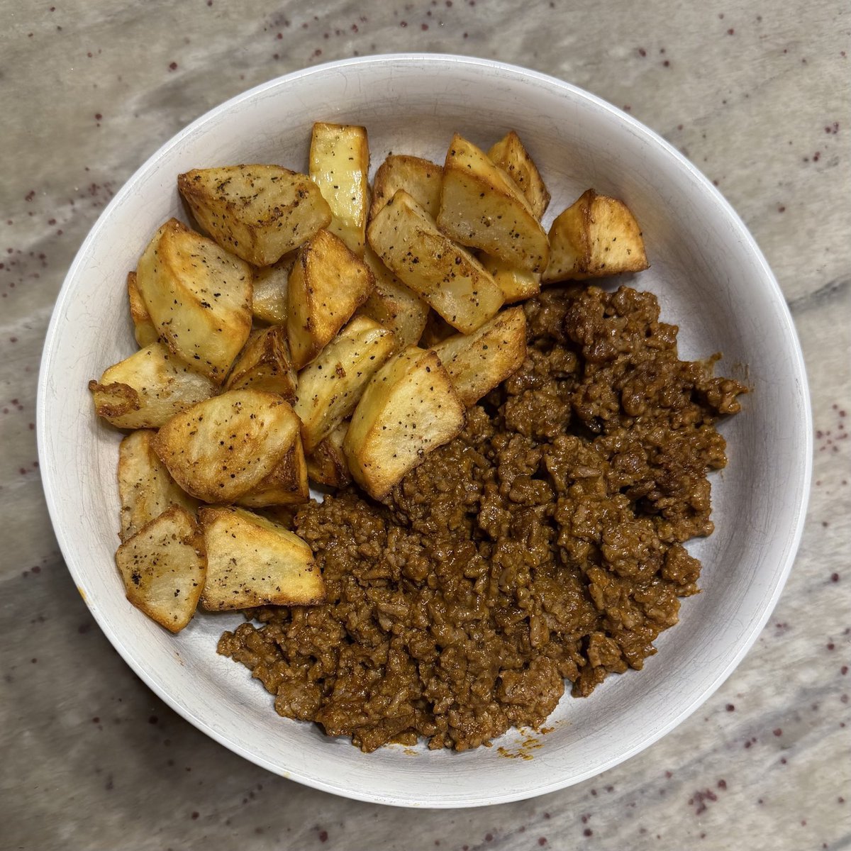 DeanTTraining's tweet photo. Subbing ground beef &amp; rice for ground beef &amp; potatoes is the dieting hack many don’t know they DESPERATELY need

Rice is awesome but potatoes provide MAX satiety benefits

IYKYK https://t.co/fBwqFgGI2d