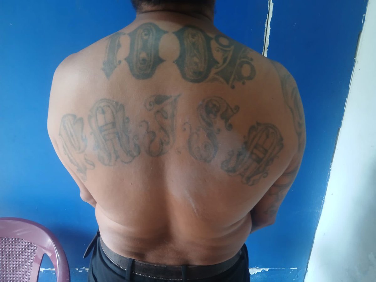 PNCSV's tweet photo. En conjunto con efectivos de la @FUERZARMADASV capturamos a Serafín Antonio Flores López, alias el Viejo, de la MS13, quien fue intervenido sobre el km 116 de la carretera Longitudinal del Norte, en Sensuntepeque, Cabañas Este.

Este pandillero alertaba sobre la presencia policial y personas ajenas en dicho distrito. Asimismo, cuenta con tatuajes alusivos a la estructura criminal.

En el año 2010 fue deportado de Estados Unidos.

Será remitido por el delito de pertenencia a organización terrorista conocida como pandilla.

#GuerraContraPandillas