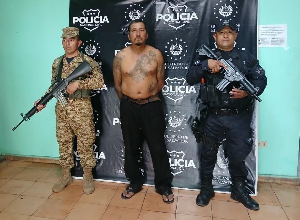 PNCSV's tweet photo. En conjunto con efectivos de la @FUERZARMADASV capturamos a Serafín Antonio Flores López, alias el Viejo, de la MS13, quien fue intervenido sobre el km 116 de la carretera Longitudinal del Norte, en Sensuntepeque, Cabañas Este.

Este pandillero alertaba sobre la presencia policial y personas ajenas en dicho distrito. Asimismo, cuenta con tatuajes alusivos a la estructura criminal.

En el año 2010 fue deportado de Estados Unidos.

Será remitido por el delito de pertenencia a organización terrorista conocida como pandilla.

#GuerraContraPandillas