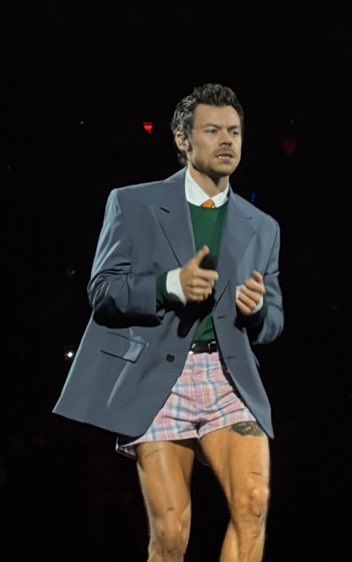 hsdtogethertour's tweet photo. Harry on stage at Madison Square Garden in New York City - September 26 (via @littlefikerry) https://t.co/AMYHkwWbyM
