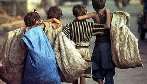 TZM_Zamzama's tweet photo. "ہم اُس معاشرے میں رہتے ہیں جہاں گند ڈالنے والوں کو نہیں ،
گند اٹھانے والوں کو بُرا سمجھا جاتا ہے." https://t.co/Ywjm14TG16