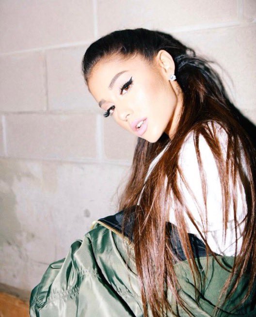 sidestoside's tweet photo. 2017 ariana was the best cause she got everyone gagged the moment she posted on instagram https://t.co/fQxE6hjZuj