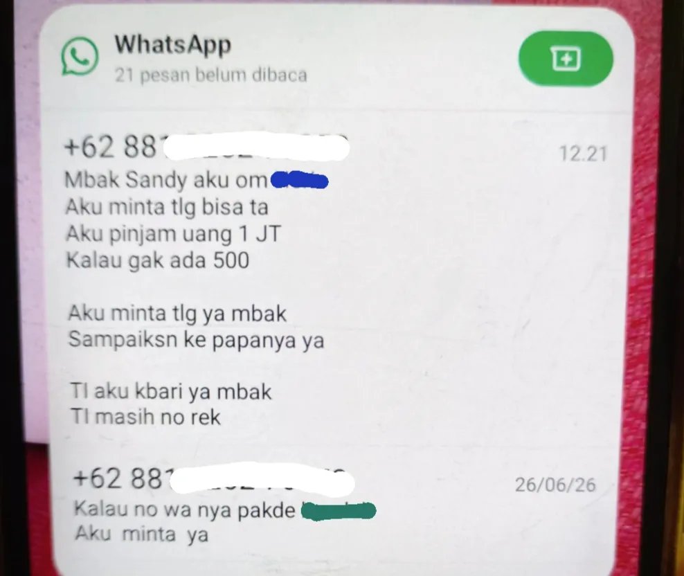 KapudS640's tweet photo. Ada setitik kelegaan setelah Ibu meninggal. Benar, cuma setitik, karena sedihnya jauh lebih banyak.

Mungkin terdengar seperti anak durhaka, tapi kenyataannya aku bersyukur akhirnya Ibu bisa melepaskan semua beban selama hidupnya.

Ibu sudah meninggal, tapi masih ada yang mengirim pesan untuk minta ditransfer sejumlah uang.

Bisa kalian bayangkan waktu Ibu masih hidup, seperti apa pesan dan spam telepon yang masuk?

Akhirnya, ada kesempatan buat memutus rantai ketergantungan itu. Aku dan adikku sepakat untuk memutus rantai ini.

Biarkan kami hidup tenang.

Dulu waktu aku masih kecil dan kami liburan ke rumah nenek, aku pernah dengar nenek bilang, “Dengan saudara yang rukun, saling tolong.”

Mungkin kalimat itu yang akhirnya membebani Ibu dan beberapa saudaranya.

Dari 7 bersaudara, beberapa menjadi penopang, sementara beberapa lainnya jadi bergantung terus-menerus.

Bahkan yang menjadi penopang, termasuk Ibu, beberapa kali sampai mengabaikan kebutuhan anak-anaknya.

Demi membantu saudara Ibu yang lain membeli beras, padahal mereka sebenarnya masih sanggup membeli rokok. Bahkan anaknya, sepupuku, punya dan bisa gonta-ganti HP.

Sementara aku dan adikku saat itu bahkan belum pernah punya HP.

Pesan di atas aku kirimkan ke sepupuku yang lain. Entah sudah diteruskan berapa kali dan ke siapa saja. Mereka pun setuju untuk menghentikan rantai ketergantungan ini dan tidak menurunkannya lagi kepada anak-anak.

😒: Ada chat masuk di HP Ibu begini. Males bales.

😐: Mau dipinjamkan? Tapi nggak balik sih wkwk.

😒: Nggak.

😐: Terserah kamu mau bales apa. Yang pasti ingatkan, bilang, “IBU SUDAH MENINGGAL.”

😒: Oke 👌

Apakah selesai? Tentu tidak wkwk.

Beberapa minggu kemudian muncul chat baru lagi, bahkan dengan CAPSLOCK.

👩🏻‍🦱: Kak ada chat. kirim gambar

👩🏻: Kalau mau dibales terserah, nggak juga terserah.

👩🏻‍🦱: Aku persiapan ujian.

👩🏻: Kalau nggak punya tenaga, nggak usah dibales, nggak apa-apa.

👩🏻‍🦱: Ya ok.

Keputusan kami sudah bulat.

Bahkan saat Ibu meninggal, nggak ada ucapan dukacita lewat telepon ataupun chat karena mereka nggak melayat.

Malam sebelum Ibu meninggal, kami menghubungi seluruh keluarga besar satu per satu. Siapa tahu ada pesan yang ingin disampaikan kepada Ibu sebelum semua alat bantu napas dilepas.

Jadi, semua keluarga sudah tahu kalau Ibu meninggal.

Lebih dari 1 tahun Ibu meninggal, kami masih belum menerima ucapan dukacita dari mereka.

Tapi untuk meminta uang, masih bisa dan masih sempat.