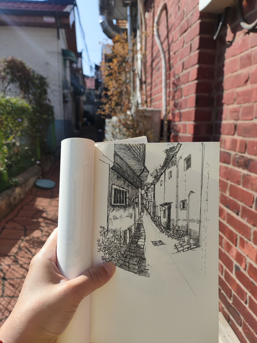 looiartt's tweet photo. #イラスト #スケッチブック #ペン画 #手描きイラスト #アートワーク  #skizze #architekturskizze #kunstwerk #gasse https://t.co/z9o0hh805R