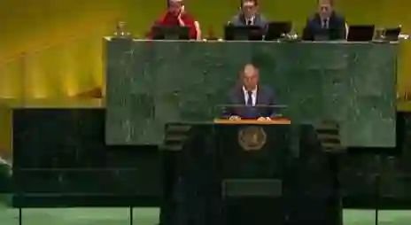 Lastchapter034's tweet photo. Breaking....
🚨 Russian Foreign Minister Sergey Lavrov has made a significant offer in his address to the United Nations General Assembly!

🔴 Moscow has expressed its readiness to help promote stability in the Strait of Hormuz and the Gulf region.

🔴 Lavrov said that building trust between the Gulf states, Arab countries, and Iran is essential.

🔴 Russia has indicated its willingness to play a constructive role in the region alongside responsible countries.

⚡ The statement comes at a time when tensions between the United States and Iran are at their peak.

⚡ The U.S. President told reporters that he had rejected Iran’s proposal to reopen the Strait of Hormuz within seven days.

❓ The question is: Will Russia be able to help find a solution to this crisis? 🤔