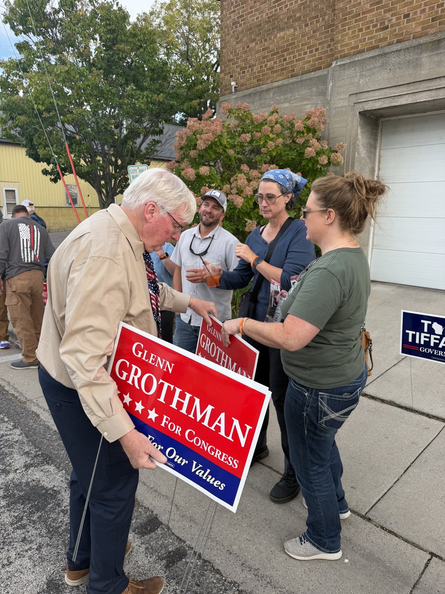 GrothmanforWI's tweet photo. A fantastic weekend at the Green Lake Golden Days Harvest Fest! Loved meeting and chatting with so many folks. #GreenLake #GoldenDays #HarvestFest https://t.co/ba5XGpJs2B