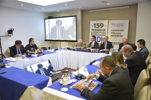 LabPazVe's tweet photo. El Laboratorio de Paz expresa su profundo pesar por el fallecimiento del profesor Vladimir Aguilar.
Académico, abogado, politologo,  defensor de los pueblos indígenas.
A través del Grupo de Trabajo de Asuntos Indígenas GTAI, un referente en la defensa de los derechos de pueblos indigenas
En 2016, junto a Provea y GTAI acompañamos la primera audiencia en la @CIDH denunciando el Arco Minero del Orinoco, su inconstitucionalidad,  las violaciones estructurales y la devastación ambiental y cultural que generaría. 
Recordamos su incansable apoyo en la defensa de la libertad y la vida de Sabino Romero y el derecho al territorio del pueblo Yukpa.
Así como su constante trabajo de formación a comunidades y Pueblos indigenas de todo el pais.

Que la tierra te sea leve querido Vladimir!
#26September2026