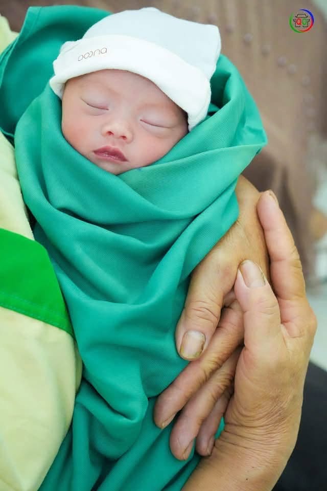 MJReich's tweet photo. Sáng 26/9, ông Nguyễn Tiến Trung và người dân thôn Quảng Yên, xã Quốc Oai phát hiện bé gái sơ sinh bị bỏ rơi tại khu vực Đê Vàng. Cháu bé, nặng khoảng 1,9kg, được quấn khăn xanh dương trong ba lô đen, dây rốn chưa cắt. https://t.co/obqLhYOsJL