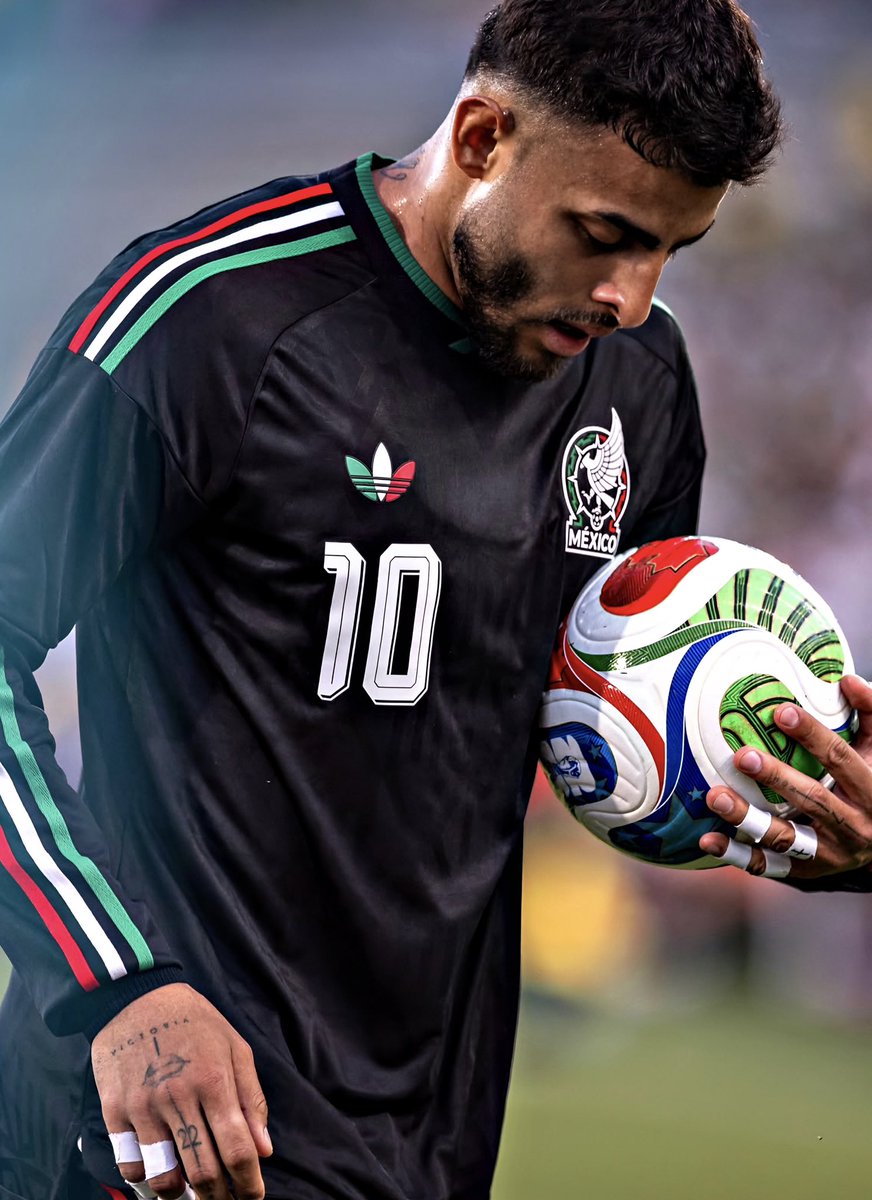 AllFutbolMX's tweet photo. 🚨🤯 BREAKING: ALEXIS VEGA IS CONSIDERING RETIRING FROM THE MEXICAN NATIONAL TEAM. 

Via @TUDNMEX https://t.co/s3vSTPNPnb