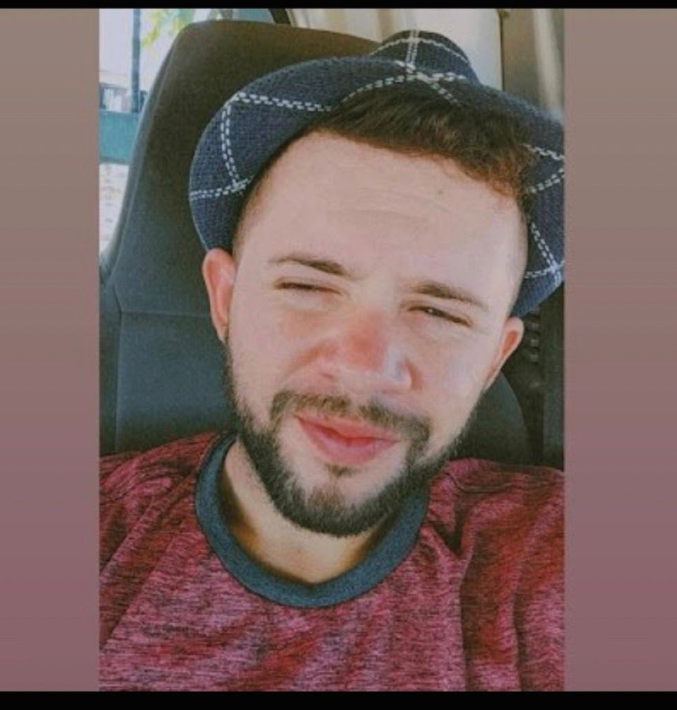 lesbstars's tweet photo. gente vocês acham que eu (foto da esquerda) teria chance com ele (foto da direita)? https://t.co/TZcAWThKNS
