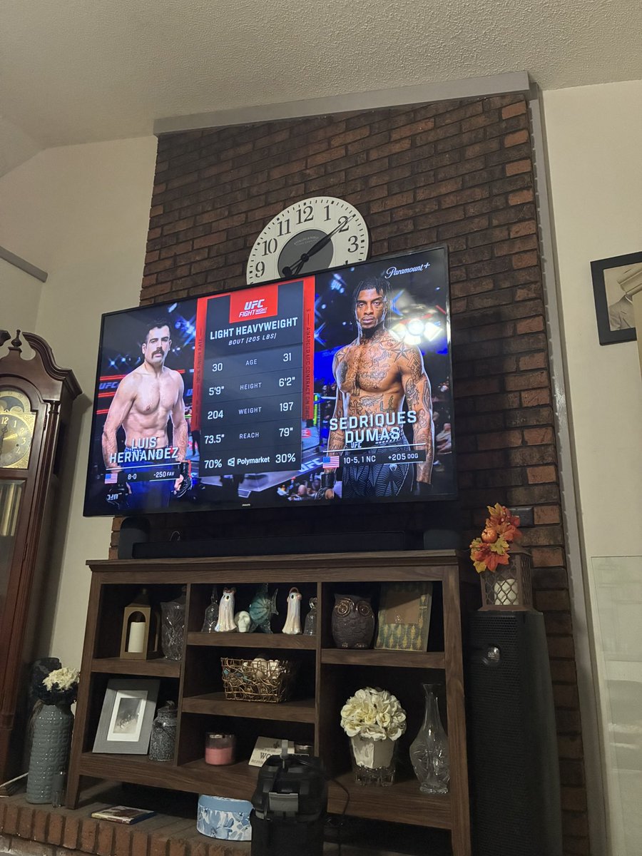 InksJaden's tweet photo. #ufc These walkouts were legendary 😂 Cop Vs Robber!!! https://t.co/ZTEZ27xjwa