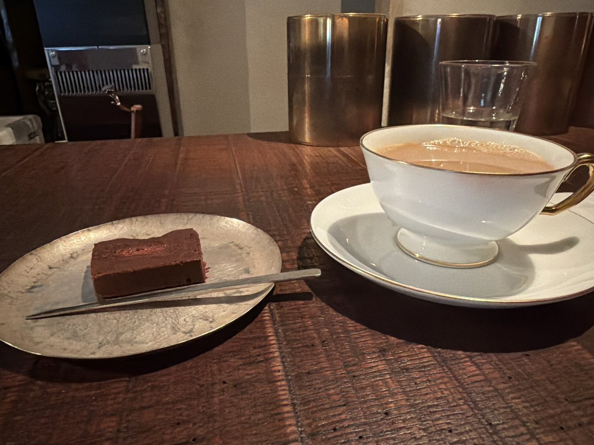 tottemoiidesune's tweet photo. 久しぶりに「いつものお店」☕️
新しい店員さん、立ち居振る舞いがお店に合っていて良い人そう。
イチジクの洋酒漬けが入ったショコラテリーヌ美味しかった😋
何もかも値段が控えめなので、お店を応援したくてフィナンシェとマドレーヌをお土産に買う https://t.co/MryBqWUpxc