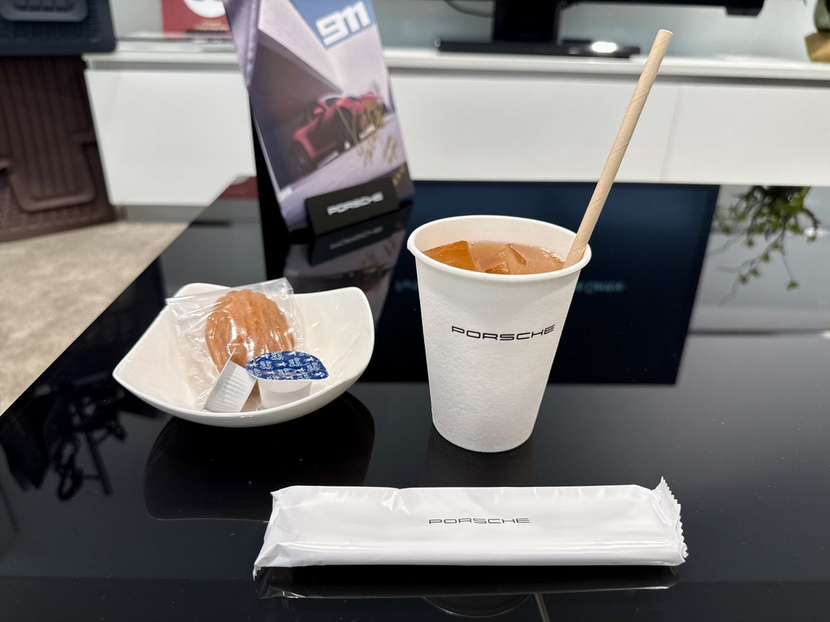 ystAXELA's tweet photo. ポルシェ屋さんに来たら靴が回ってた🤔 https://t.co/rr5v6eN5dK