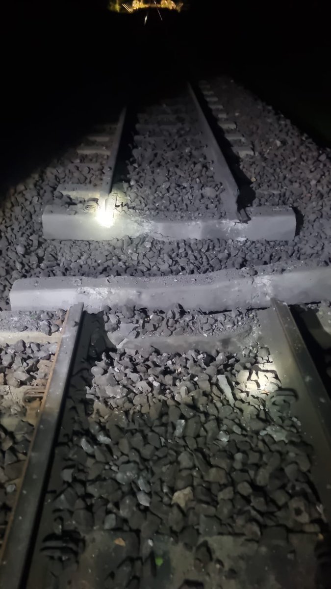 mmarguiguerra's tweet photo. Hace pocos minutos se registró la detonación de un artefacto programado en el PK 87+650 de la vía férrea en Fundación. En articulación con la Policía y el Ejército, convocamos un PMU permanente hasta que se esclarezcan los hechos y su procedencia.

Hacemos un llamado a todos los fundanenses a mantener la calma y mantenerse informados a través de las fuentes oficiales.

No se han reportado heridos, solo daños materiales.

El Hospital San Rafael de Fundación y la ESE Luisa Santiaga Márquez se encuentran con el protocolo activado.

@mindefensa @ABDELAESPRIELLA