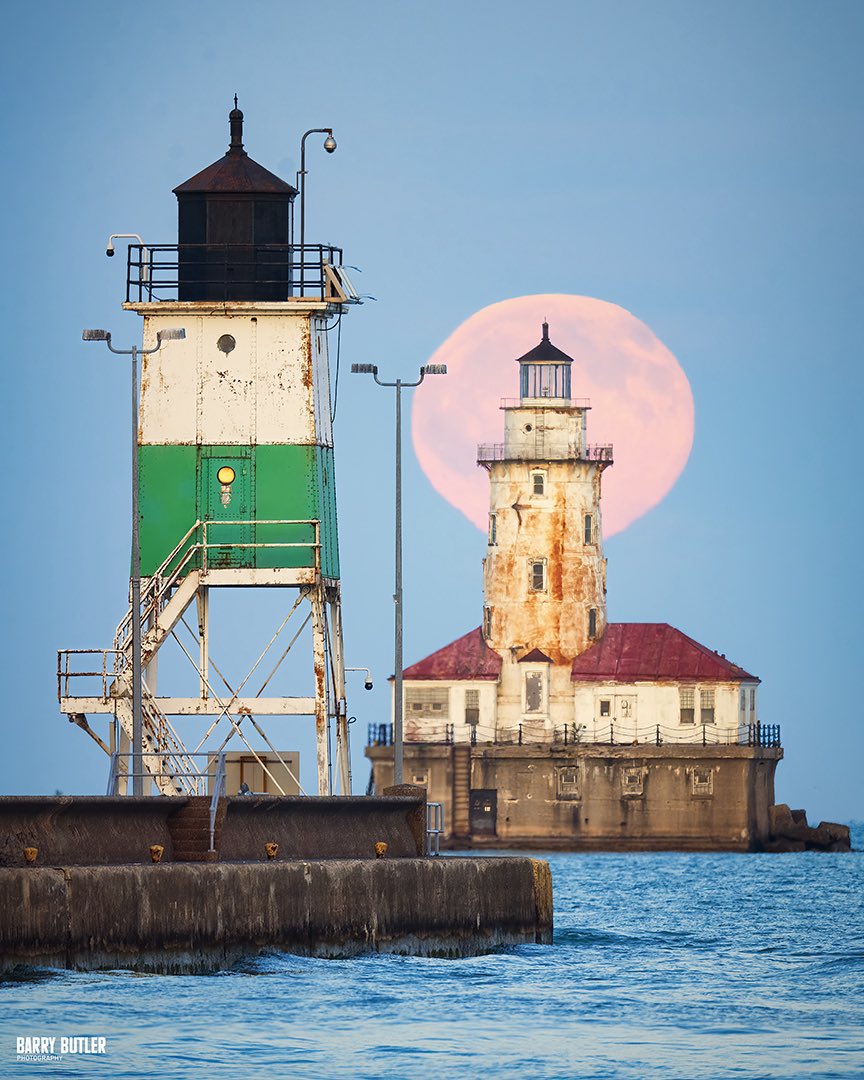 barrybutler9's tweet photo. The Harvest Moon rising behind Chicago Harbor Lighthouse on Saturday evening in Chicago.   #weather #fullmoon #chicago https://t.co/k5FzJw6V8e