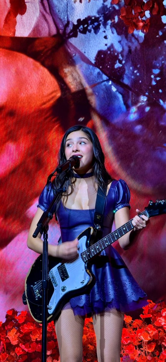 unlockscreen's tweet photo. — Olivia Rodrigo | Unraveled Tour wallpapers 🪷

 #UnraveledInHartford

like &amp; rt if you use it!! /bel https://t.co/Sy6SnDQQRe