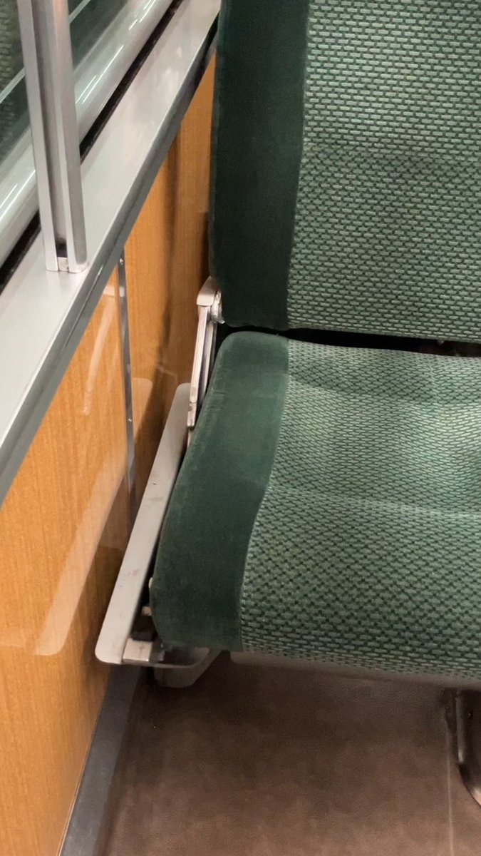 SemiExprss8315's tweet photo. 9300系窓下凹んでるのは固定窓やから？

そこに転換の機構入れてるな

とすると2300系は凹んでない分通路狭い？ https://t.co/TS0zinPZjQ