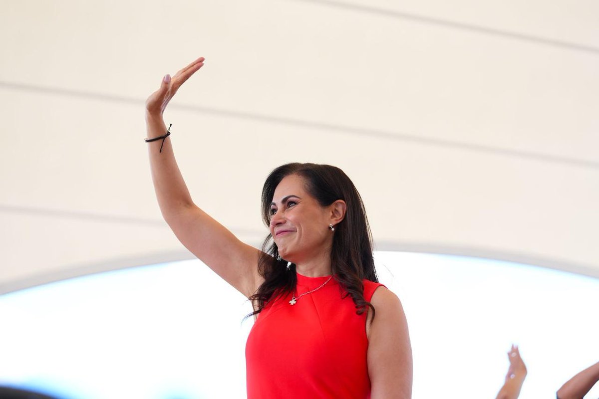 DanteDelgado's tweet photo. ¡León tiene un gobierno naranja! 🧡

Reconozco el trabajo de @AleGutierrez_mx, con ella, gobernar es estar cerca, escuchar y trabajar para que las cosas pasen. Con espacios públicos, obras que mejoraron la ciudad y acciones que ponen primero a las niñas y los niños.

León es otro y es mejor.