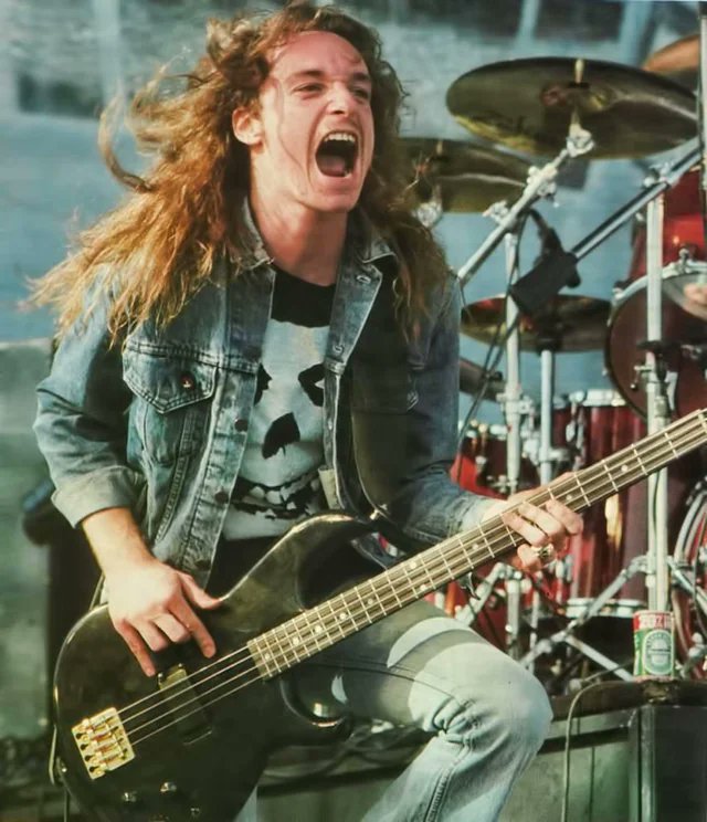 rocknrollgarag1's tweet photo. 40 years without Metallica's Cliff Burton. He tragically left us back on September 27, 1986 at the age of 24. https://t.co/3dBnCxra4e