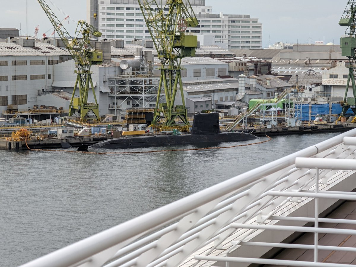 negitoroyuki's tweet photo. 昨日雨でバルコニー出られなかったから気付かなかったけど潜水艦おる https://t.co/bulTnb1Uvt